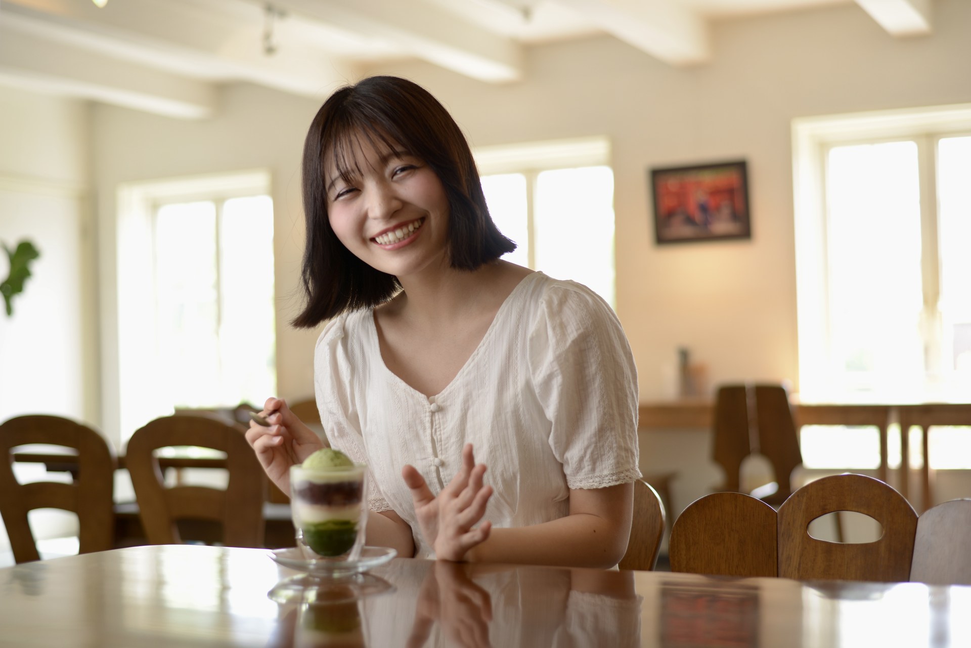 カフェでくつろぐ様子