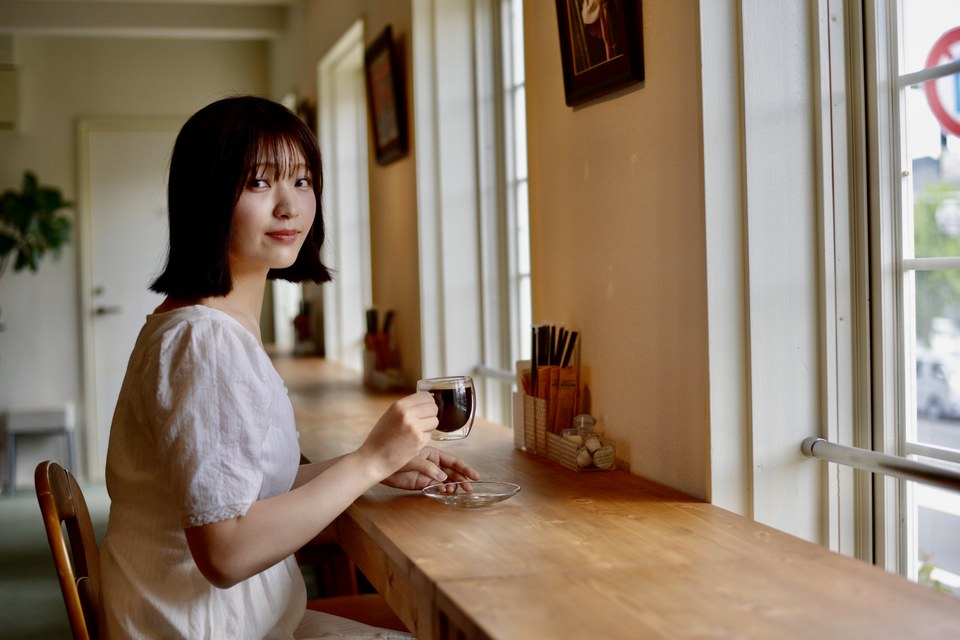 カフェでコーヒーを楽しむ様子
