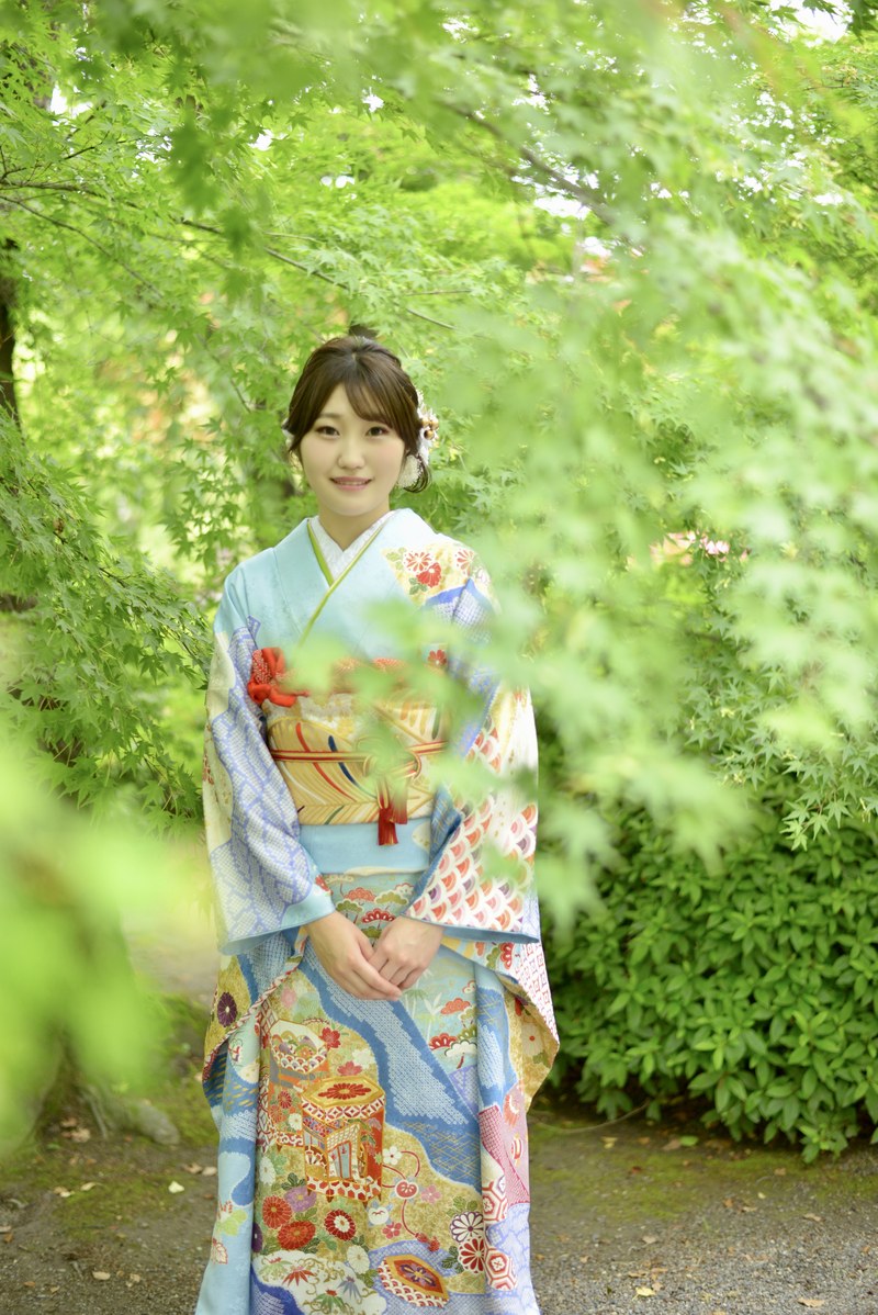 Coming-of-age location shoot in greenery
